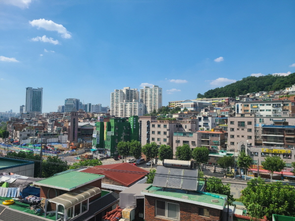 많은 청년들이 거주하는 신림동 고시촌 일대.