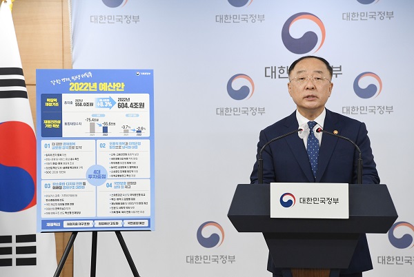 홍남기 부총리 겸 기획재정부 장관이 31일 서울 광화문 정부서울청사에서 열린 ‘2022년 예산안’ 관련 브리핑에서 모두발언을 하고 있다. (사진=기획재정부)