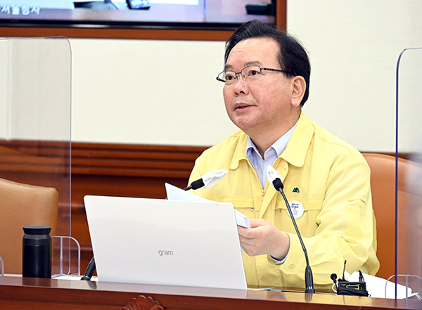 김부겸 국무총리가 3일 정부서울청사에서 열린 코로나19 중대본 회의를 주재하고 있다.(사진=국무조정실)