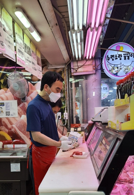 전통시장 내 한 정육점에서 온누리상품권을 받은 상인의 모습