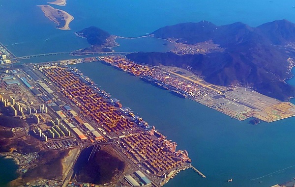 신공항 건설이 추진되는 부산 강서구 가덕도와 부산항신항.(사진=저작권자(c) 연합뉴스, 무단 전재-재배포 금지)