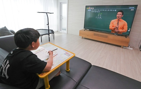 한 초등학생이 EBS를 통해 수학 교과 방송을 듣고 있는 모습.(사진=저작권자(c) 연합뉴스, 무단 전재-재배포 금지)