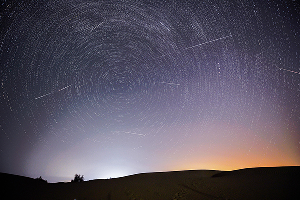 지난 8월 13일 중국 내몽골 자치구 쿠부치 사막의 엥게베이 생태시범지역 위의 페르세우스 유성우가 밤하늘에 보이고 있다. (사진=저작권자(c) Xinhua/Lian Zhen, 연합뉴스, 무단 전재-재배포 금지)