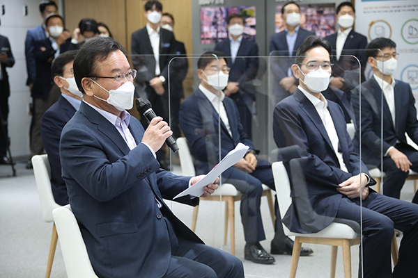 김부겸 국무총리가 14일 서울 서초구 ‘삼성 청년 소프트웨어 아카데미(SSAFY)’ 교육 현장을 방문해 열린 간담회에서 인사말을 하고 있다. 오른쪽은 이재용 삼성전자 부회장. (사진=저작권자(c) 연합뉴스, 무단 전재-재배포 금지)