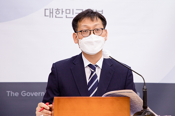 이인호 인사혁신처 인사혁신국장이 16일 정부세종청사에서 ‘2021 공공부문 균형인사 연차보고서’ 브리핑을 하고 있다. (사진=인사혁신처)