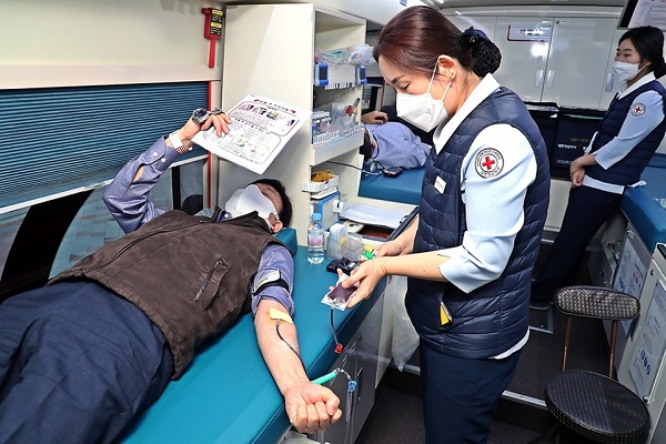 행정안전부 직원들이 코로나19 사태 장기화에 따른 혈액 공급 부족 문제를 지원하기 위해 세종특별자치시 행정안전부 본관과 별관 청사에서 단체헌혈을 하고 있는 모습.