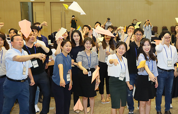 지난 2019년 7월 ‘정부혁신 어벤져스’ 출범식에서 새내기 공무원들과 젊은 공직자들이 이상적인 공직사회에 대한 바램을 적은 종이비행기를 날리고 있다. (사진=저작권자(c) 연합뉴스, 무단 전재-재배포 금지)