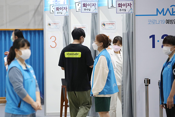 서울 마포구민체육센터에 마련된 코로나19 예방접종센터에서 관계자들이 시민들을 접종실로 안내하고 있다. (사진=저작권자(c) 연합뉴스, 무단 전재-재배포 금지)