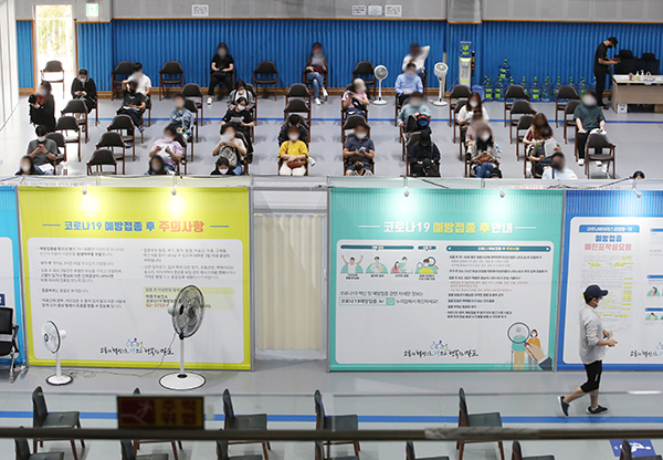 27일 오전 서울 마포구 코로나19 예방접종센터에서 시민들이 백신 접종을 받고 있다. (사진=저작권자(c) 연합뉴스, 무단 전재-재배포 금지)