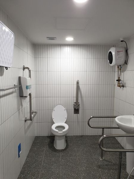 1층에 남녀화장실이 있어서 누구든 쉽게 이용할 수 있다.