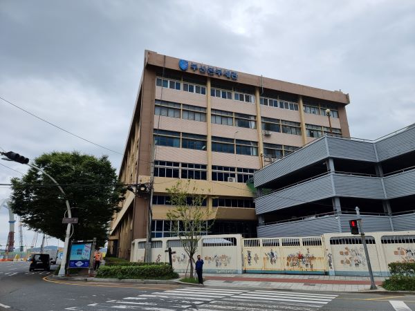 부산광역시 중앙동에 위치한 부산세관의 외관. 흐린날 인터뷰 진행을 위해 방문했다.