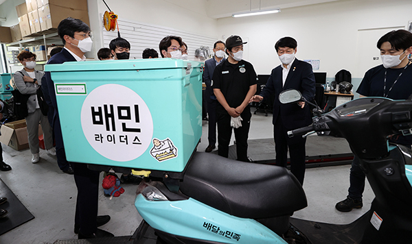 안경덕 고용노동부 장관(오른쪽 두번째)이 16일 오후 서울 강남구 배민라이더스 남부센터를 방문해 정비실을 둘러보고 있다. (사진=저작권자(c) 연합뉴스, 무단 전재-재배포 금지)