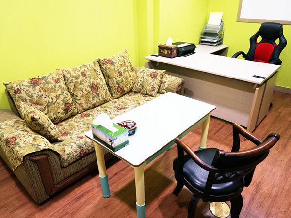 심리상담센터 헤세드의 상담실에 소파와 의자가 비치돼 있다.