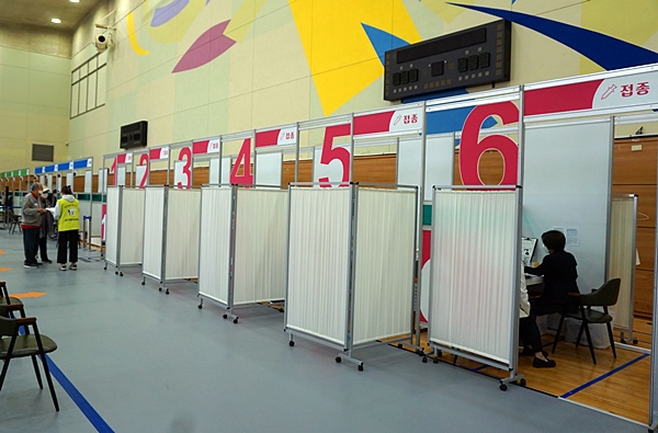 지난 봄, 어르신들 백신 맞던 백신접종센터 모습.