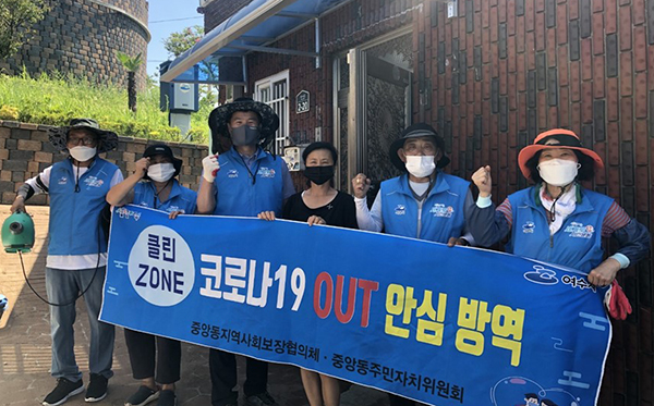 홍진석 씨(오른쪽 두 번째)와 중앙동 지역사회보장협의체 회원들이 코로나19 방역에 나서고 있다. (사진=행정안전부)