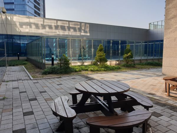 센터 건물 중앙에 실외 정원이 조성되어 있어서 휴식을 취할 수 있다.