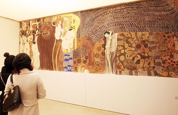 지난 2009년 예술의전당 한가람미술관에서 열렸던 구스타프 클림트(Gustav Klimt)전을 찾은 관람객들이 ‘베토벤 프리즈’를 감상하고 있다. (사진=저작권자(c) 연합뉴스, 무단 전재-재배포 금지)