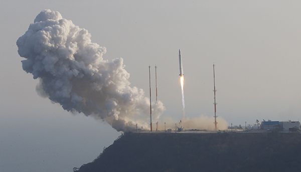 한국 첫 우주발사체 ‘나로호(KSLV-1)’가 30일 오후 전남 고흥군 외나로도 나로우주센터에서 우주로 향해 발사되고 있다. (사진=저작권자(c) 연합뉴스, 무단 전재-재배포 금지)