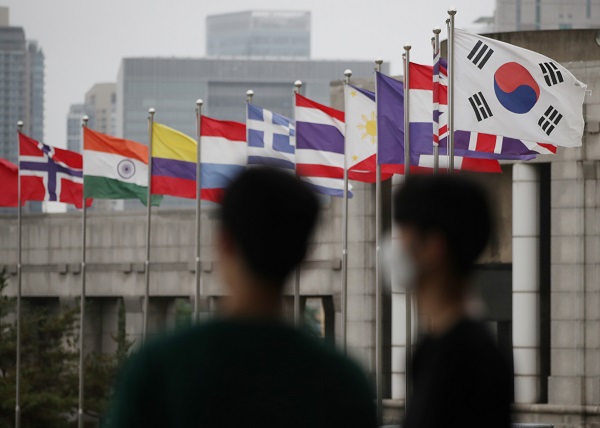 서울 용산구 전쟁기념관에서 태극기를 비롯한 국기들이 바람에 날리고 있다. 유엔무역개발회의(UNCTAD)가 한국의 지위를 개발도상국에서 선진국 그룹으로 변경했다. UNCTAD가 1964년 설립된 이래 개도국에서 선진국 그룹으로 지위를 변경한 것은 한국이 처음이다. (사진=저작권자(c) 연합뉴스, 무단 전재-재배포 금지)