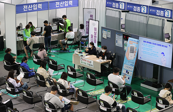 7일 오전 서울 서대문구 북아현문화체육센터에 마련된 신종 코로나바이러스 감염증(코로나19) 백신 예방접종센터를 찾은 시민들이 백신 접종을 한 뒤 대기하고 있다. ？(사진=저작권자(c) 연합뉴스, 무단 전재-재배포 금지)
