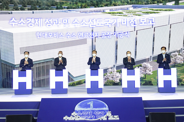 7일 수소선도국가 비전 발표가 진행된 인천 청라의 현대모비스 차세대 수소연료전지 생산공장 투자 예정지에서 문재인 대통령을 비롯 관계자들이 참석한 가운데 공장 기공식이 열렸다.(사진=청와대)