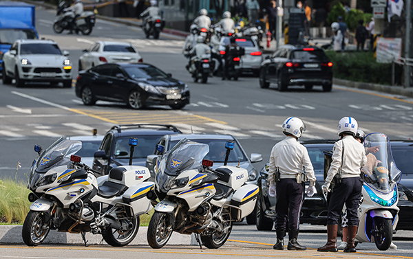 서울 마포구 공덕 로터리에서 교통 경찰관들이 법규를 위반한 운전자를 단속하고 있다. (사진=저작권자(c) 연합뉴스, 무단 전재-재배포 금지)
