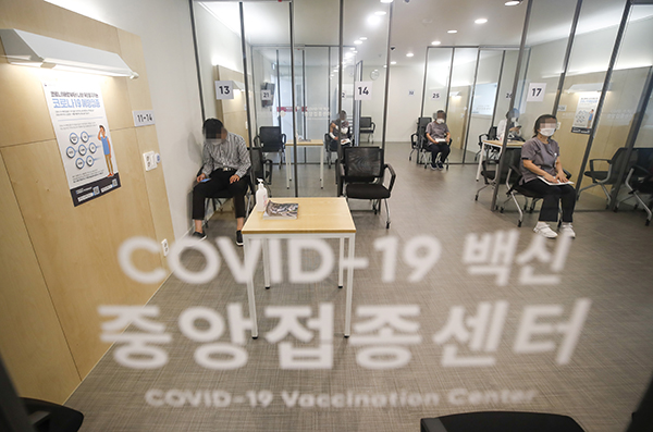 12일 오후 서울 국립중앙의료원 중앙예방접종센터에서 의료진 등 병원 종사자들이 코로나19 접종자의 이상반응 관찰을 위해 대기하고 있다. (사진=저작권자(c) 연합뉴스, 무단 전재-재배포 금지)