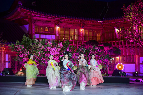 ‘한복문화 봄주간’에 광한루에서 열린 문화공연 모습. (사진=남원시)
