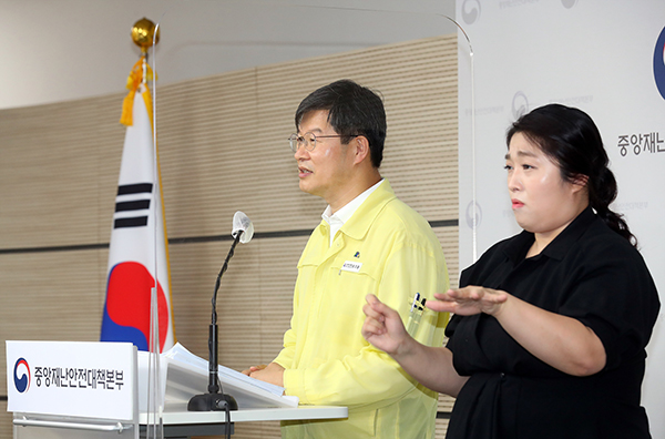 이기일 중앙재난안전대책본부 제1통제관이 정례브리핑을 진행하고 있다. (사진=보건복지부)