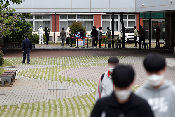 - 광주 광산구 한 고등학교 교정에 코로나19 임시 선별진료소가 마련돼 재학생이 검사에 참여하고 있다. (사진=저작권자(c) 연합뉴스, 무단 전재-재배포 금지)