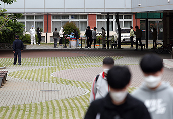 - 광주 광산구 한 고등학교 교정에 코로나19 임시 선별진료소가 마련돼 재학생이 검사에 참여하고 있다. (사진=저작권자(c) 연합뉴스, 무단 전재-재배포 금지)