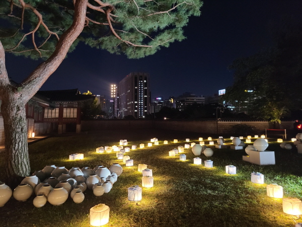 아름다운 조선 백자와 바깥에 보이는 고층 빌딩은 묘한 분위기를 냅니다.