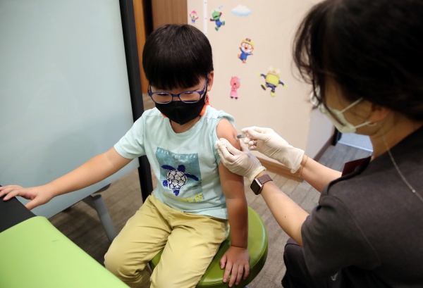 한 어린이가 독감 예방접종을 받고 있다.(사진=저작권자(c) 뉴스1, 무단 전재-재배포 금지)