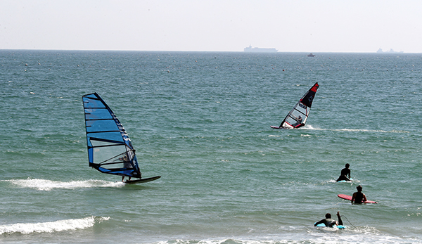 7일 오후 부산 해운대구 송정해수욕장에서 윈드서핑 마니아가 파도를 가르며 바닷바람을 만끽하고 있다.(사진=저작권자(c) 연합뉴스, 무단 전재-재배포 금지)