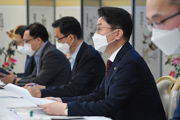 이억원 기획재정부 차관이 22일 서울 광화문 정부청사에서 열린 ‘제36차 혁신성장 전략점검회의 겸 코로나 정책점검회의 겸 한국판뉴딜 점검 TF 겸 제31차 물가관계차관회의’를 주재, 모두발언을 하고 있다. (사진=기획재정부)