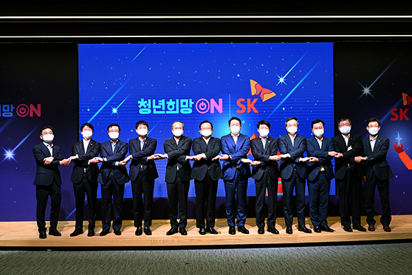 김부겸 국무총리와 최태원 SK그룹 회장 등 참석자들이 25일 경기도 이천 ‘SK 하이닉스’에서 열린 ‘청년희망ON’ 행사에서 기념촬영을 하고 있다.(사진=국무조정실)