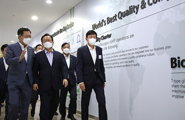 김부겸 국무총리(왼쪽 두 번째)가 지난 9월 3일 오후 코로나19 백신 위탁생산 현장인 인천시 송도 삼성바이오로직스를 방문해 존림 대표이사(오른쪽) 등과 함께 홍보관을 둘러보고 있다.
