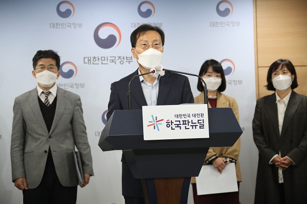 김재철 방송통신위원회 이용자정책국장이 28일 정부서울청사 브리핑실에서 부처 합동으로 서민대출과 재난지원금 등을 빙자한 은행사칭 불법스팸이 증가함에 따라 국민의 피해를 예방하기 위해 '은행사칭 불법스팸 유통방지 대책'을 발표하고 있다.(사진=저작권자(c) 연합뉴스, 무단 전재-재배포 금지)