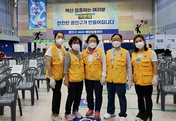 김숙자 씨(왼쪽 두번째)가 동료들과 함께 봉사활동에 참여한 광진구 예방접종센터. (사진=행정안전부)