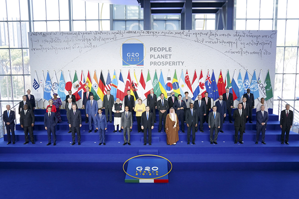 문재인 대통령이 30일(현지시간) 이탈리아 로마 누볼라 컨벤션 센터에서 열린 주요 20개국(G20) 정상회의 공식 환영식에서 기념촬영을 하고 있다. (사진=청와대)