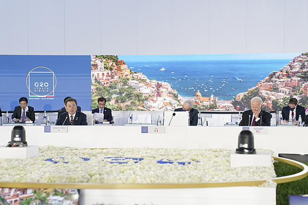 문재인 대통령이 10월 31일(현지시간) 이탈리아 로마 누볼라 컨벤션 센터에서 열린 ‘공급망 관련 글로벌 정상회의’에 참석, 발언하고 있다. (사진=청와대)