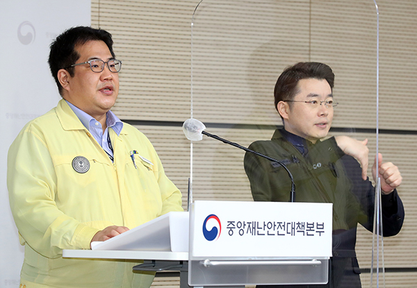 손영래 중앙사고수습본부 사회전략반장이 정례브리핑을 진행하고 있다. (사진=보건복지부)
