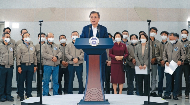문재인 대통령이 10월 21일 오후 한국형 발사체 누리호의 발사 참관을 마치고 나로우주센터 발사통제동에서 대국민 메시지를 발표하고 있다. (사진=청와대사진기자단)