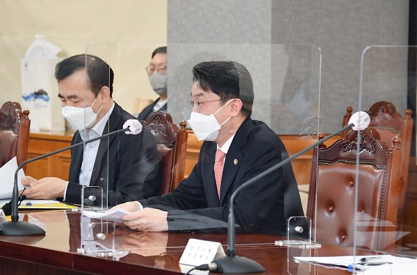 이억원 기획재정부 차관이 4일 서울 중구 은행회관에서 열린 ‘거시경제 금융회의’를 주재, 모두발언을 하고 있다. (사진=기획재정부)