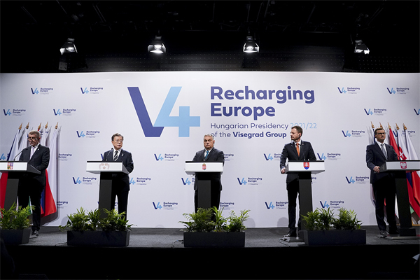 헝가리를 국빈 방문 중인 문재인 대통령이 4일(현지시간) 헝가리 부다페스트에서 한-비세그라드 그룹(V4.헝가리·폴란드·체코·슬로바키아) 공동 언론 발표를 하고 있다. (사진=청와대)