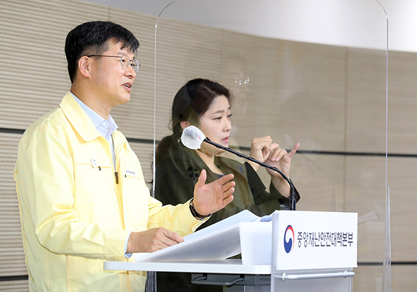 이기일 중앙재난안전대책본부 제1통제관이 정례브리핑을 진행하고 있다. (사진=보건복지부)