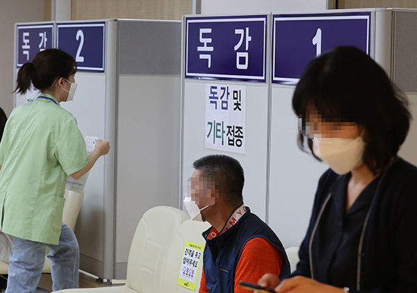 서울 동대문구 한국건강관리협회 서울동부지부에서 시민들이 인플루엔자 예방접종을 받기 위해 대기하고 있다. (사진=저작권자(c) 연합뉴스, 무단 전재-재배포 금지)