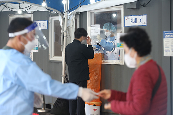 서울역광장에 설치된 임시선별검사소에서 한 시민이 코로나19 검사를 받고 있다. (사진=저작권자(c) 연합뉴스, 무단 전재-재배포 금지)