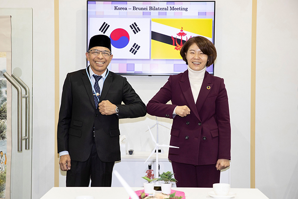 한정애 환경부 장관이 4일(현지시간) 영국 글래스고에서 열린 제26차 유엔기후변화협약 당사국총회(COP26)에서 다토 수하이미 가파르(Dato Ir. Suhaimi Gafar) 브루나이 개발부 장관을 만나 기념촬영을 하고 있다.(사진=환경부)