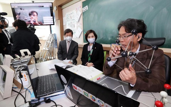 유은혜 사회부총리 겸 교육부장관은 지난해 4월 9일 서울특별시교육청 ‘원격수업 지원 상황실’을 방문하여 관내 스마트기기 보급 현황과 미비점 점검 및 애로사항을 청취하였다.(사진=교육부)